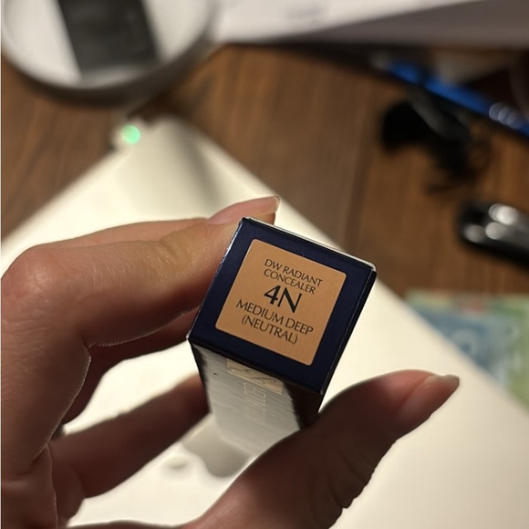 Brand new Éstee Lauder concealer 4N - Picture 2 of 3